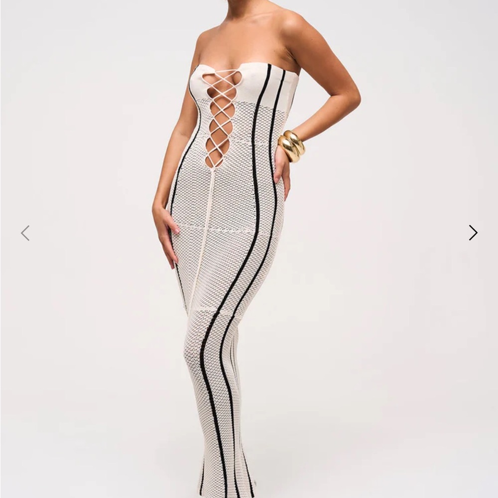 NEVER WORN MURCI Elegant White and Black Strapless Dress